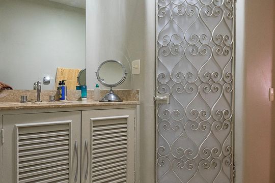 Apartamento com 3 quartos, 1 suíte, ideal para comprar. — Banheiro da Suíte