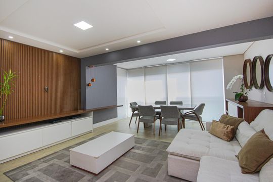 Apartamento mobiliado à venda, 2 quartos e varanda. — Sala