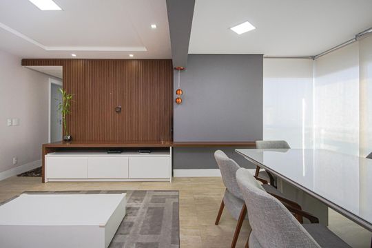 Apartamento mobiliado à venda, 2 quartos e varanda. — Sala