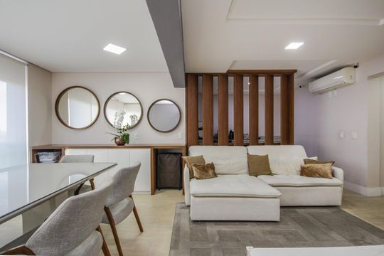 Apartamento mobiliado à venda, 2 quartos e varanda. — Sala