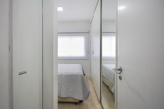 Apartamento mobiliado à venda, 2 quartos e varanda. — Suíte 1
