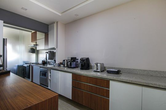 Apartamento mobiliado à venda, 2 quartos e varanda. — Cozinha