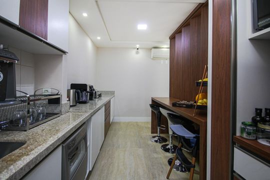 Apartamento mobiliado à venda, 2 quartos e varanda. — Cozinha