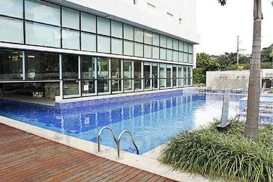 Apartamento mobiliado à venda, 2 quartos e varanda. — Área comum - Piscina