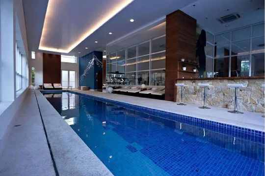 Apartamento mobiliado à venda, 2 quartos e varanda. — Piscina Coberta