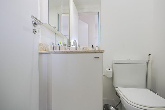 Apartamento mobiliado à venda, 2 quartos e varanda. — Banheiro da Suíte 1