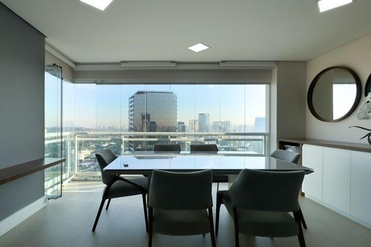 Apartamento mobiliado à venda, 2 quartos e varanda. — Sala