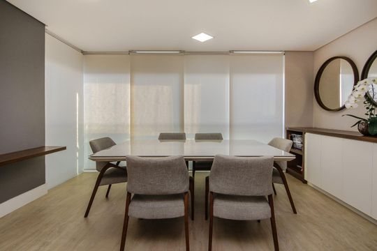 Apartamento mobiliado à venda, 2 quartos e varanda. — Sala