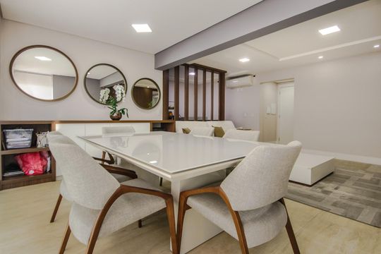 Apartamento mobiliado à venda, 2 quartos e varanda. — Sala
