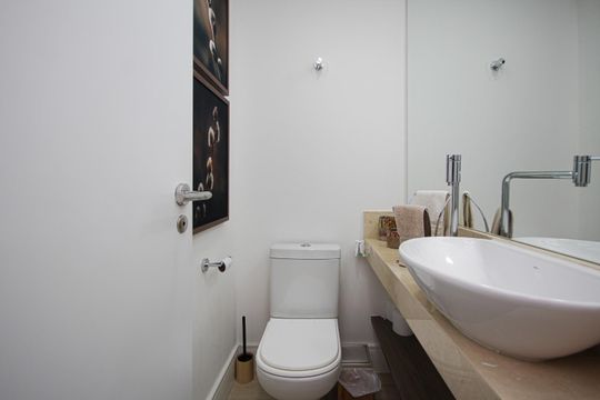 Apartamento mobiliado à venda, 2 quartos e varanda. — Lavabo