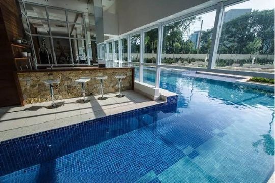 Apartamento mobiliado à venda, 2 quartos e varanda. — Área comum - Piscina
