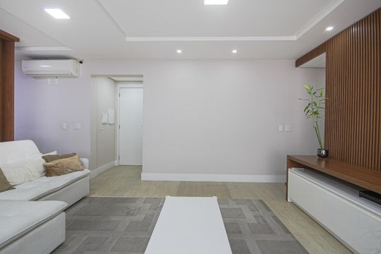 Apartamento mobiliado à venda, 2 quartos e varanda. — Sala