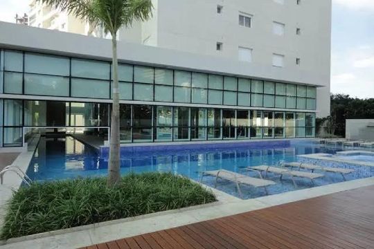 Apartamento mobiliado à venda, 2 quartos e varanda. — Área comum - Piscina