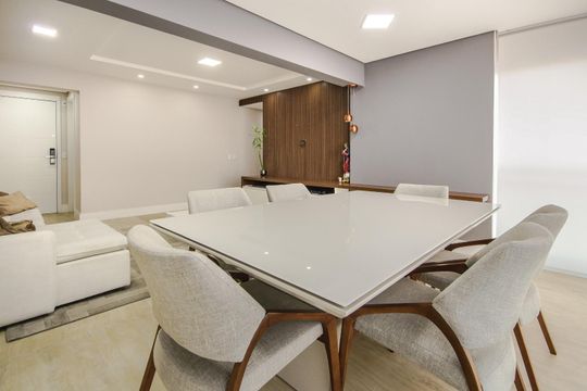 Apartamento mobiliado à venda, 2 quartos e varanda. — Sala