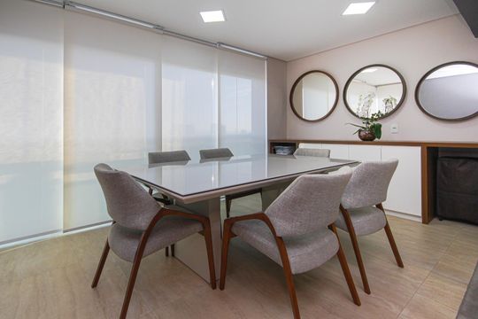 Apartamento mobiliado à venda, 2 quartos e varanda. — Sala