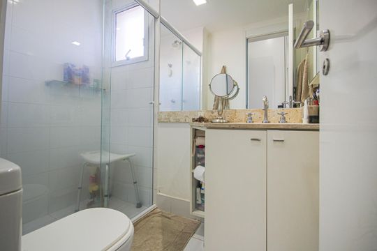 Apartamento mobiliado à venda, 2 quartos e varanda. — Banheiro da Suíte 2