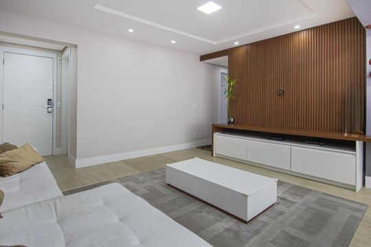Apartamento mobiliado à venda, 2 quartos e varanda. — Sala