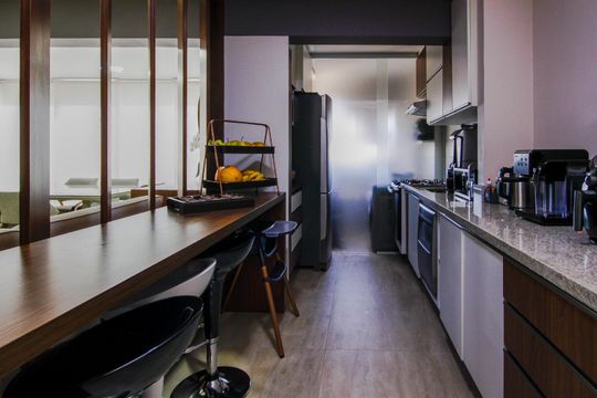 Apartamento mobiliado à venda, 2 quartos e varanda. — Cozinha