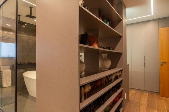Apartamento na Bela Vista com 4 quartos e closet. Ideal para quem busca venda em localização privilegiada. — Suíte 1 - Closet