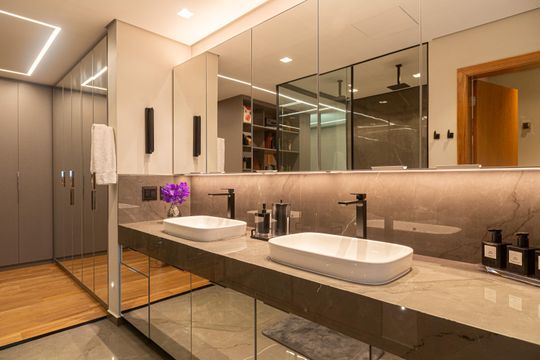 Apartamento na Bela Vista com 4 quartos e closet. Ideal para quem busca venda em localização privilegiada. — Banheiro da Suíte 1