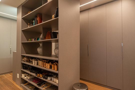 Apartamento na Bela Vista com 4 quartos e closet. Ideal para quem busca venda em localização privilegiada. — Suíte 1 - Closet