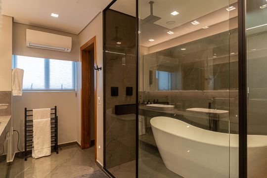 Apartamento na Bela Vista com 4 quartos e closet. Ideal para quem busca venda em localização privilegiada. — Banheiro da Suíte 1