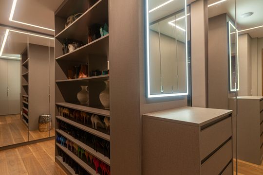 Apartamento na Bela Vista com 4 quartos e closet. Ideal para quem busca venda em localização privilegiada. — Suíte 1 - Closet