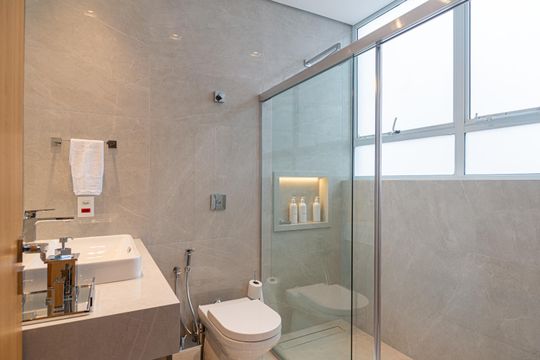 Apartamento na Bela Vista com 4 quartos e closet. Ideal para quem busca venda em localização privilegiada. — Banheiro da Suíte 2