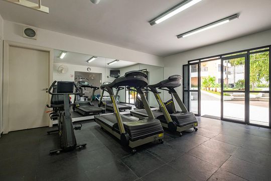 Compra apartamento em Alto de Pinheiros com 7 quartos, 5 suítes e varanda gourmet. — Área comum - Academia