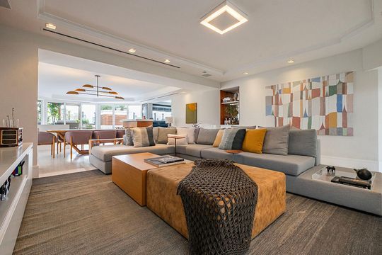 Compra apartamento em Alto de Pinheiros com 7 quartos, 5 suítes e varanda gourmet. — Sala 2