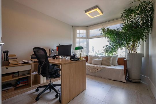 Compra apartamento em Alto de Pinheiros com 7 quartos, 5 suítes e varanda gourmet. — Suíte 5