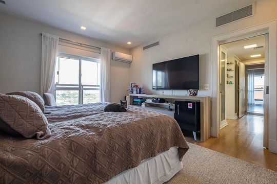 Compra apartamento em Alto de Pinheiros com 7 quartos, 5 suítes e varanda gourmet. — Suíte 1