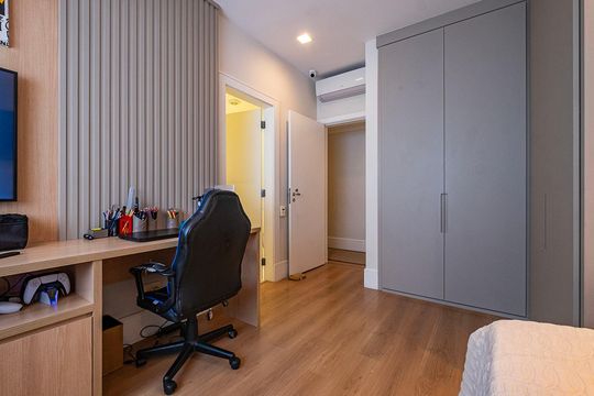 Compra apartamento em Alto de Pinheiros com 7 quartos, 5 suítes e varanda gourmet. — Suíte 3
