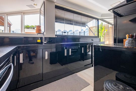 Compra apartamento em Alto de Pinheiros com 7 quartos, 5 suítes e varanda gourmet. — Sala 2