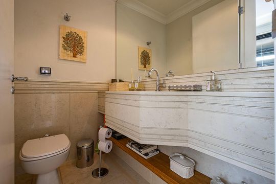 Compra apartamento em Alto de Pinheiros com 7 quartos, 5 suítes e varanda gourmet. — Lavabo 2