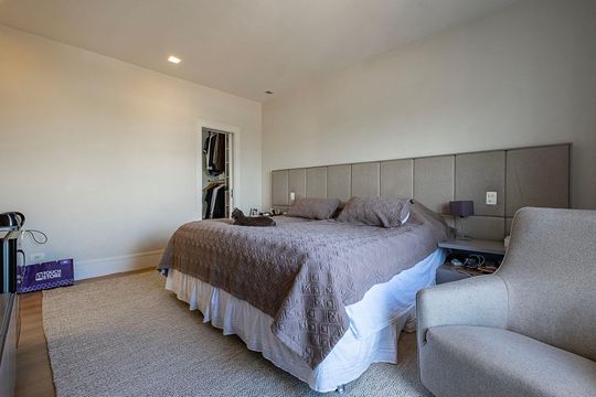 Compra apartamento em Alto de Pinheiros com 7 quartos, 5 suítes e varanda gourmet. — Suíte 1