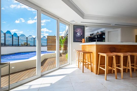 Compra apartamento em Alto de Pinheiros com 7 quartos, 5 suítes e varanda gourmet. — Sala 2