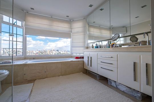 Compra apartamento em Alto de Pinheiros com 7 quartos, 5 suítes e varanda gourmet. — Banheiro da Suíte 1