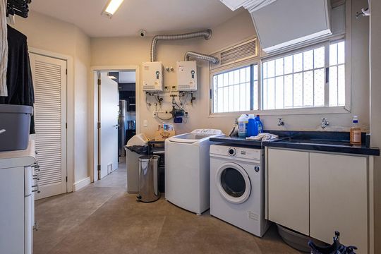 Compra apartamento em Alto de Pinheiros com 7 quartos, 5 suítes e varanda gourmet. — Área de Serviço