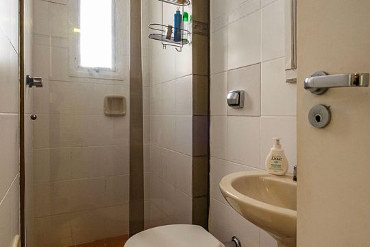 Compra apartamento em Alto de Pinheiros com 7 quartos, 5 suítes e varanda gourmet. — Área de Serviço - Banheiro