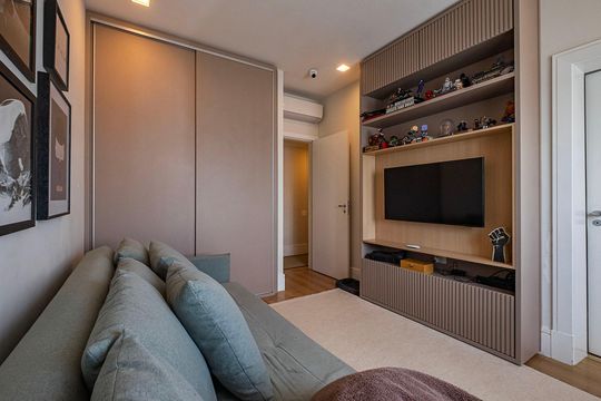 Compra apartamento em Alto de Pinheiros com 7 quartos, 5 suítes e varanda gourmet. — Suíte 4