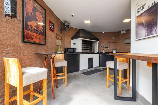 Compra apartamento em Alto de Pinheiros com 7 quartos, 5 suítes e varanda gourmet. — Terraço - Churrasqueira