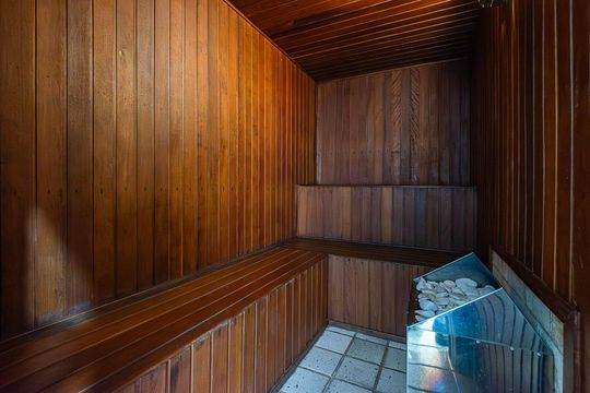 Compra apartamento em Alto de Pinheiros com 7 quartos, 5 suítes e varanda gourmet. — Área comum - Sauna