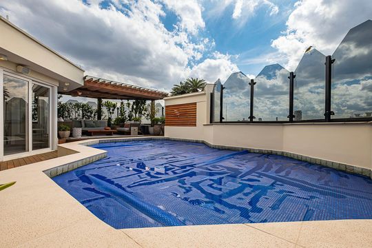 Compra apartamento em Alto de Pinheiros com 7 quartos, 5 suítes e varanda gourmet. — Terraço