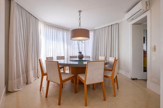 Compra apartamento em Alto de Pinheiros com 7 quartos, 5 suítes e varanda gourmet. — Sala