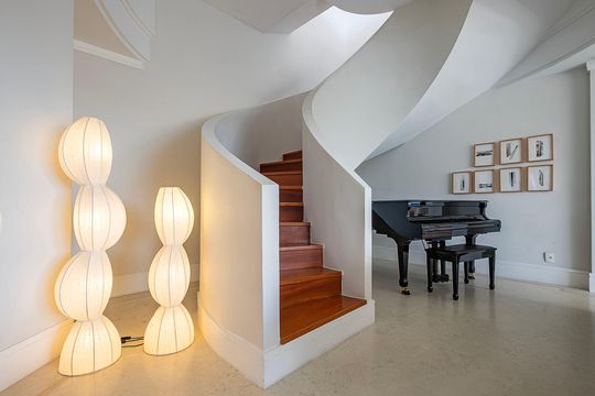 Compra apartamento em Alto de Pinheiros com 7 quartos, 5 suítes e varanda gourmet. — Sala