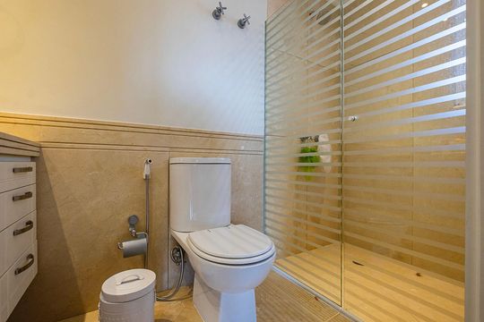 Compra apartamento em Alto de Pinheiros com 7 quartos, 5 suítes e varanda gourmet. — Banheiro da Suíte 2