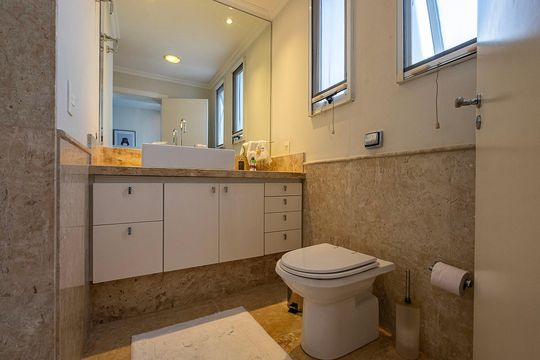 Compra apartamento em Alto de Pinheiros com 7 quartos, 5 suítes e varanda gourmet. — Banheiro da Suíte 4