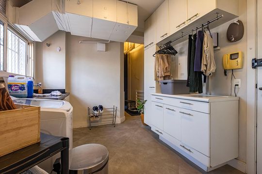 Compra apartamento em Alto de Pinheiros com 7 quartos, 5 suítes e varanda gourmet. — Área de Serviço