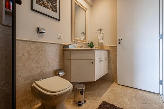 Compra apartamento em Alto de Pinheiros com 7 quartos, 5 suítes e varanda gourmet. — Banheiro da Suíte 5
